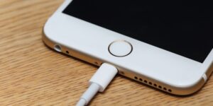 Можно ли оставлять зарядку смартфона в розетке – ответ электрика