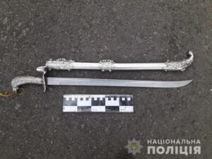 На Днепропетровщине парень с саблей убегал от полиции