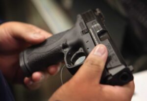 вооруженный мужчину