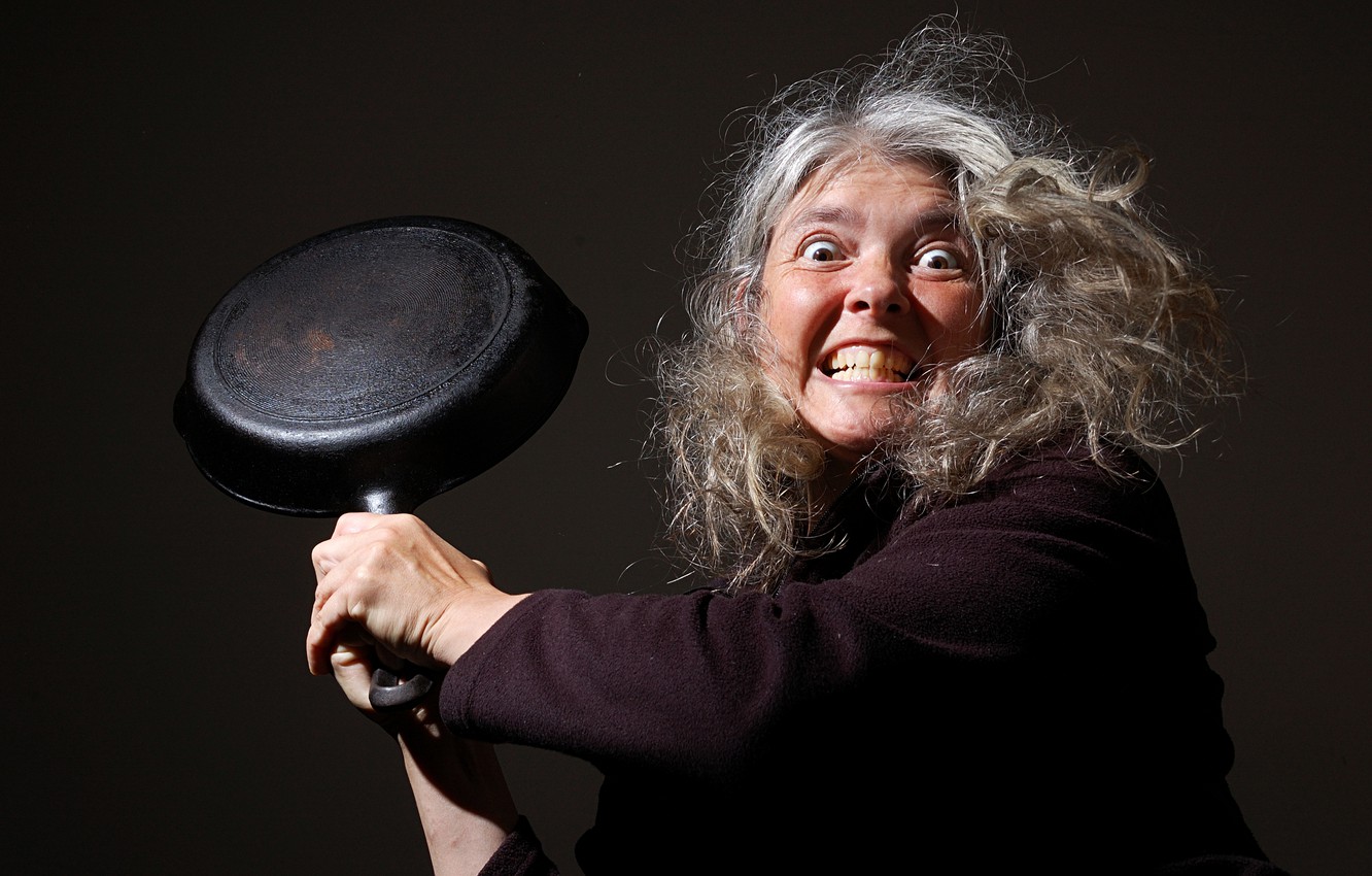 zhenschina-skovoroda-vzglyad