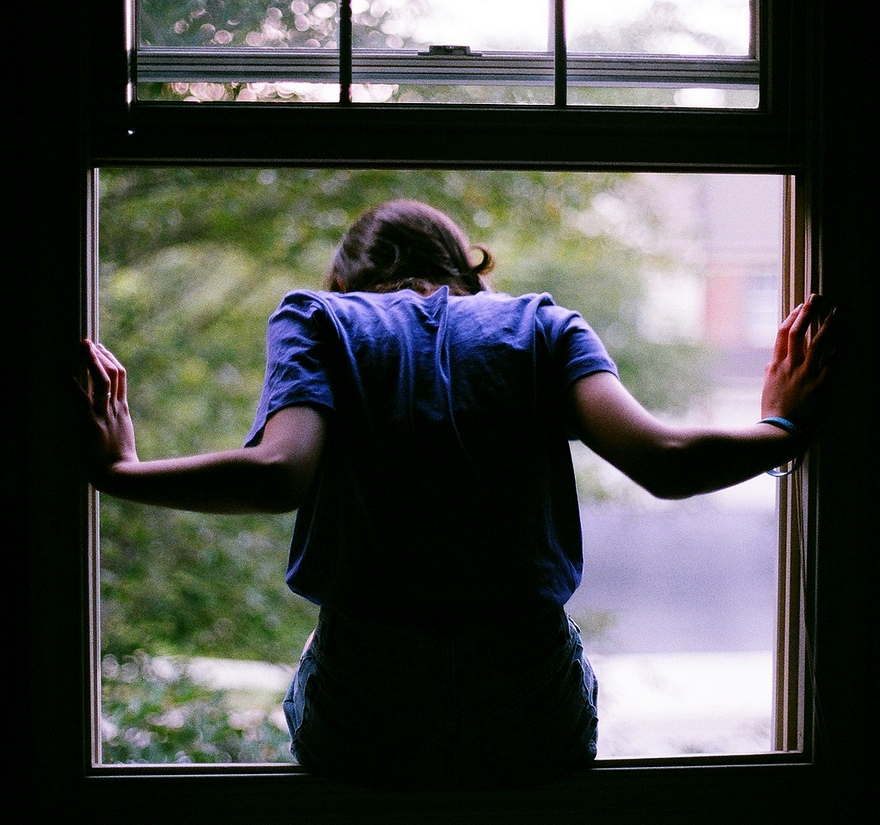 женщина пытается выброситься из окна, фото из открытых источников