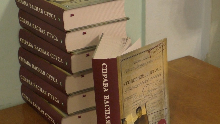 Новый тираж книги о Стусе уже пакуют для отправки в магазины и покупателям