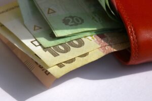 Украинским врачам и учителям выплатят задолженность по зарплате