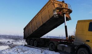 В Днепре водитель грузовика сливал в балку промышленные отходы (Фото)