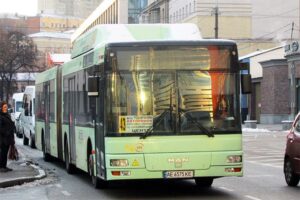 В Днепре пьяная пара устроила драку в салоне маршрутки