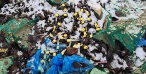Под Львовом обнаружили выброшенные колбы с кровью (фото)