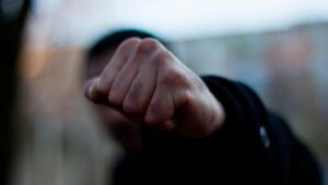 В Днепре на проспекте у безработного отобрали ноутбук и пистолет