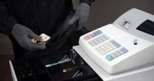 Грабитель с ножом “обчистил” кассу магазина в Днепре