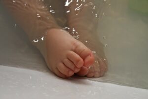 Папа купал сына и утопил его: ребёнок в реанимации