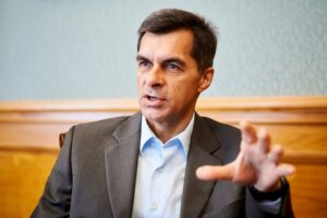 Стало известно, какая зарплата у главы “Укрзалізниці”