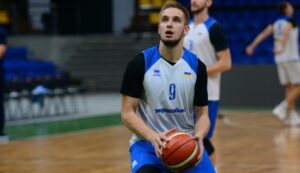 Будивельник подписал украинского защитника
