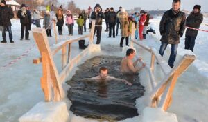 Врачи рассказали, кому не стоит купаться на Крещение