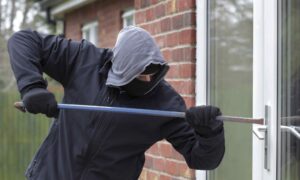 Наживался на пенсионерах: полицейские поймали серийного грабителя