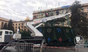 В Днепре демонтируют новогоднюю елку (Фото)