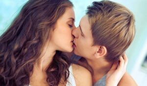 6 вирусов, которыми можно заразиться через поцелуй