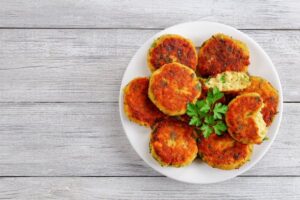 Как сделать сочные рыбные котлеты: рецепт дня