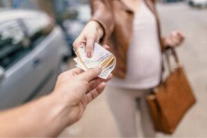 Парень из Запорожья оказывал интимные услуги жительницам Днепра