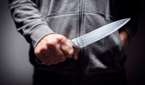 В Днепре на автомойке неизвестные избили и угрожали мужчине ножом