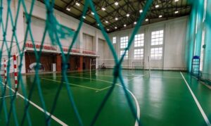 Под Киевом старшеклассники в присутствии учителя бросили школьника головой на пол (видео)