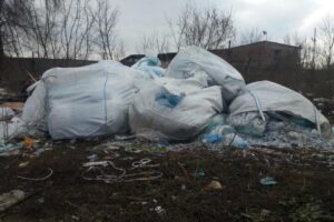 В Новомосковске выявили стихийную свалку медотходов (Фото)