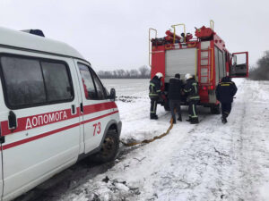 Под Кривым Рогом спасатели вытаскивали из сугроба “скорую”