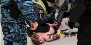 В Харькове парень с ножом устроил погром в супермаркете (Видео)