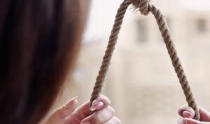 В доме на Днепропетровщине нашли повешенной 17-летнюю студентку