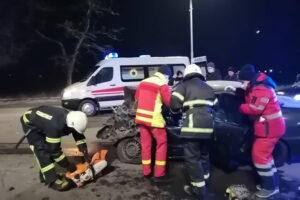 В Павлограде лоб в лоб столкнулись грузовик и легковушка