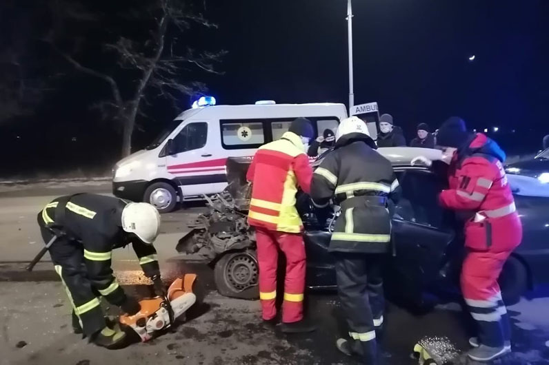 В Павлограде лоб в лоб столкнулись грузовик и легковушка