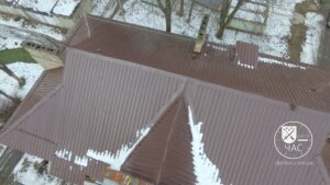 В Днепре на Кедрина в жилом доме появилась новая крыша (Видео)