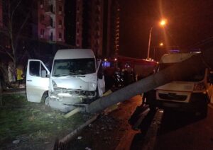 Жуткое ДТП в Запорожье: маршрутка с пассажирами въехала в столб