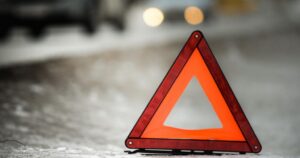 На трассе под Днепром авто влетело в стелу заправки: погиб водитель