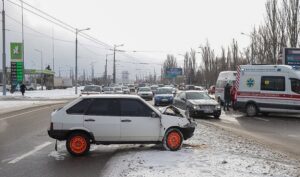 В Днепре на Слобожанском проспекте произошло лобовое ДТП: образовалась пробка (Фото)