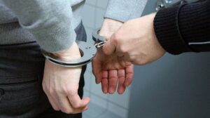 В Днепре мужчина выхватил телефон у ребенка и пытался сбежать от полиции