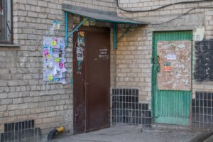 В Днепре возле подъезда на машину упал бетонный столб