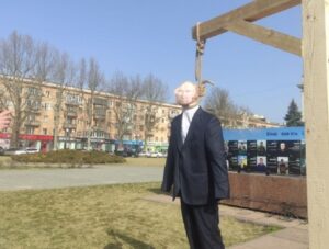 В Херсоне активисты повесили и сожгли чучело Путина