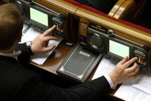 В Украине впервые предъявлено обвинение нардепу в “кнопкодавстве”