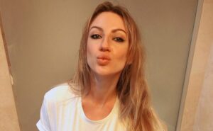 Леся Никитюк надела пиджак на голое тело (фото)