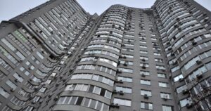 В Киеве отец четырех детей пытался прыгнуть с балкона многоэтажки