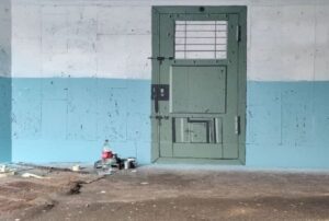 В Киеве художник превратил подземный переход в СИЗО (фото)