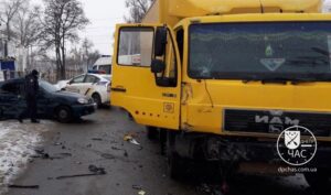 В Днепре на дороге разбились грузовик и легковушка: пострадавшие в тяжелом состоянии (Фото)