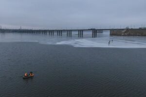 В Днепре возле Кайдакского моста рыбаков унесло на льдине
