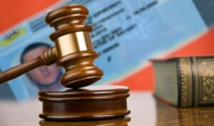 Водительские права могут забрать за неуплату алиментов: как вернуть