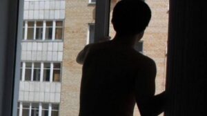 Полицейские поймали за ноги мужчину, пытавшегося выброситься с многоэтажки в Кременчуге