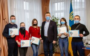 Под опекой мэрии: в Днепре сиротам и детям, лишенным родительской опеки, вручили сертификаты на жилье