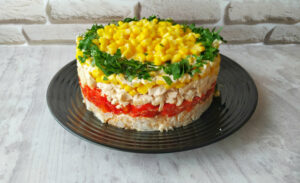 Изысканный салат с курицей и кукурузой: рецепт дня
