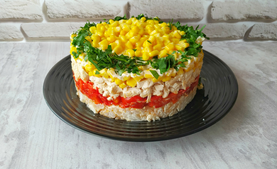 Изысканный салат с курицей и кукурузой: рецепт дня