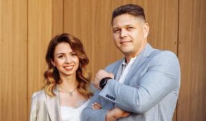 Глава миграционной службы со своей девушкой разделись ради эффектного видео