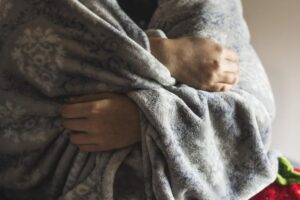 Спят в шапках: в Каменском жильцы многоэтажки вторую неделю замерзают без отопления