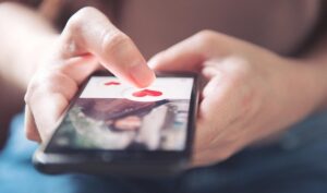 Днепрянин через соцсети склонял несовершеннолетнюю к интиму